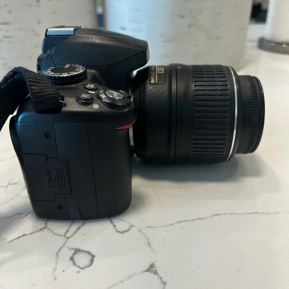 Nikon Camera D3000 with DX AF-S Nikkor 18-55mm lens w/ Camera, Battery, Charger
